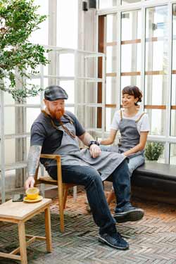 photo d'un jeune couple partageant un moment de détente une tasse de thé à la main.
